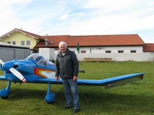 Die Maschine auf dem Flugplatz Sonnen mit dem Betriebsleiter Walter Mayer	